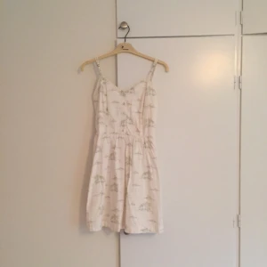  - Levis klänning med ljust mönster. Tight midja och fin kjol. 