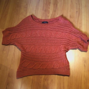  - stickad orange tröja

storlek xs/s den är väldigt stor i storleken, så skulle även kunna funka som m.

kan lämnas i örebro eller askersund
annars pris+frakt

tar gärna swish!💸