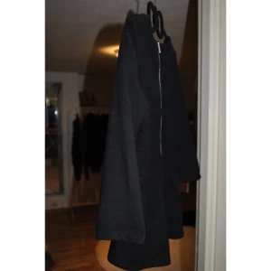  - Svart tröja med dragkedja där bak. Fint skick! 