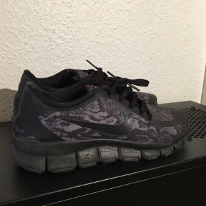  - Säljer mina Nike pga att de är lite för små för mig. De är storlek 39 men de är väldigt små i storleken så skulle säga att den är som en 38!! Har använt dem ett fåtal gånger.  Kan skickas, köparen betalar då för frakten 💌 Annars möts jag upp i Hornstull!
