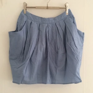  - Somrig kort kjol med motveck fram (sorry för skrynkliga bilder). Kjolen har underkjol och fickor som går om höfterna, se bild 3. Superfin sommarkjol. Frakt tillkommer eller hämtas i centrala Gbg.

obs! köper du två plagg eller fler får du det billigare till halva priset!