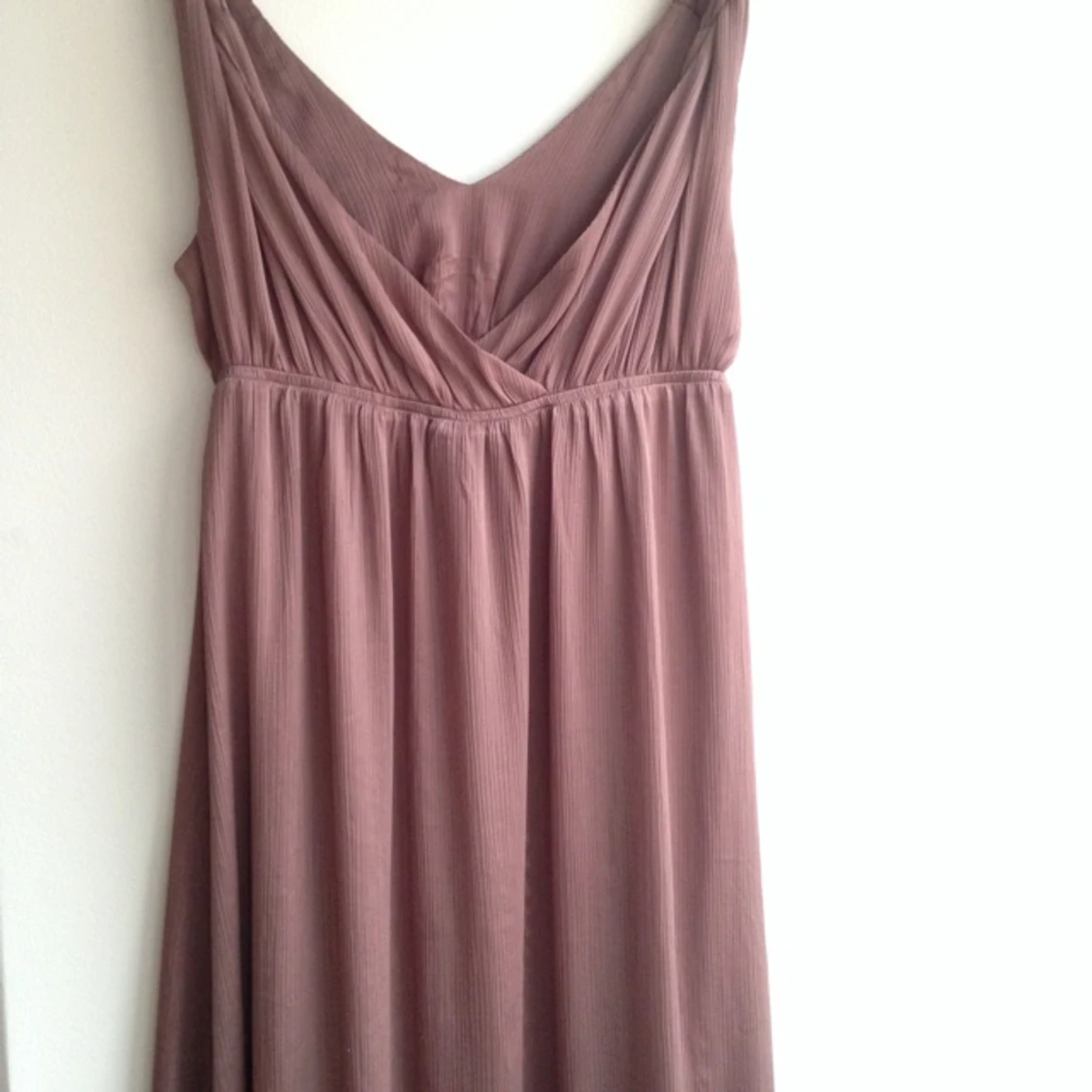 Långklänning i skirt lila-grått tyg. Använd en gång. Nypris 800 kr. Till anklarna. - 1381756865