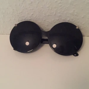  - Glasögon köpta på flygplats i Shanghai. Lady gaga-liknande. 