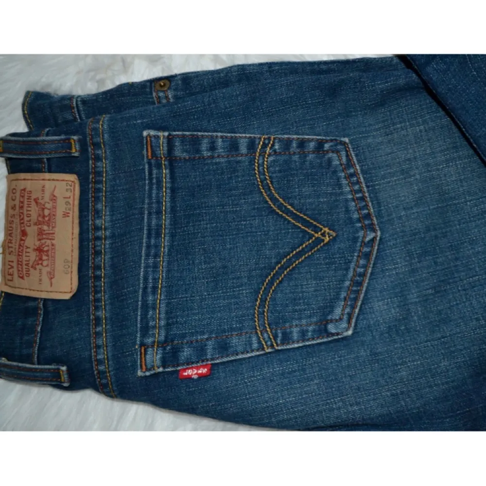 Säljer mina Levi's jeans i modellen 609. Dom är blåa flarejeans, alltså bootcut. 😊
Dom är i mycket bra skick. 

Priset är exklusive frakt. Jag har swish och fraktar gärna. Om jag ska skicka står köparen för frakten. . Jeans & Byxor.