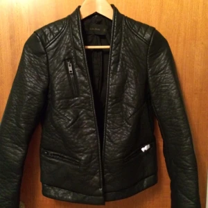  - Helt ny skinnjacka ifrån zara prislapp sitter fortfarande på. Köpt för 699kr 