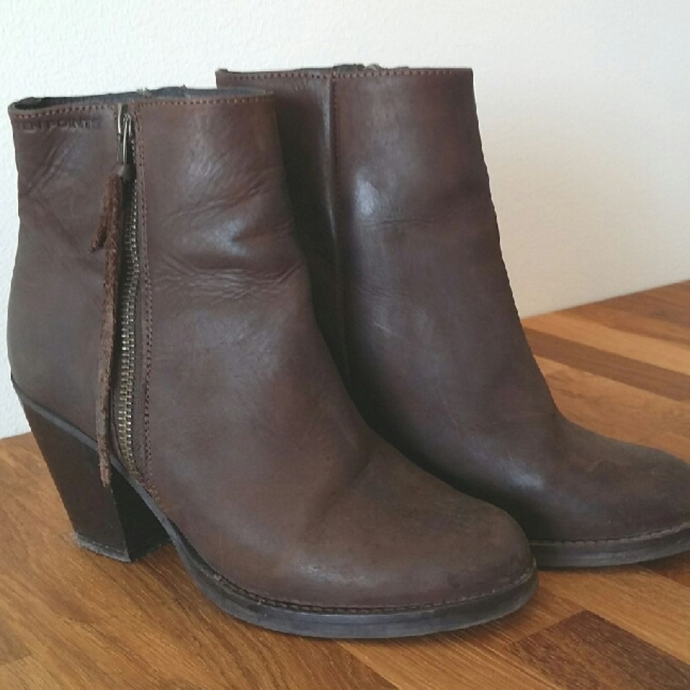 Äkta läder boots i klassisk modell. Snygg brun färg. Klacken är 6-7 cm. Inköpta för ett par år sedan med blev aldrig använda eftersom de är för smala över foten för mig.. Skor.