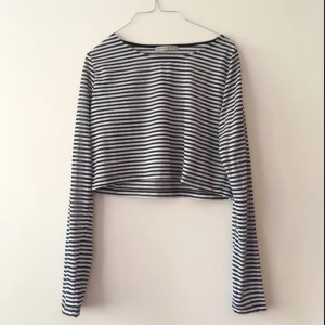  - 🔳🔲
Knappt använd. Det svarta är lite see-through(se bild) vilket ger den en nice känsla. 
Märkt storlek 44/46 och sitter då tajt. Jag som är en 34/36 använde den som en loosefit magtröja. 

Frakt tillkommer eller så kan jag mötas upp i Sthlm. 
Skriv för frågor/intresse!