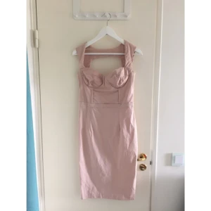  - Klänning från asos.se köpt för två år sedan och endast använd en gång på min systers bröllop. Kemtvättad efter. Storlek 38 och väldigt bekväm och bra längd. Den är också djup i ryggen vilket är väldigt fint.