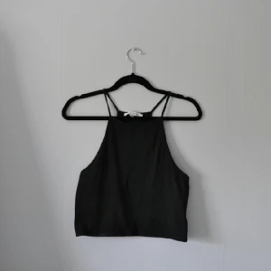  - Croptop från Nellytred 

Storlek: L (passar även M-XL beroende på hur man vill den ska sitta) 

FRAKT TILLKOMMER (Kan även samfrakta om du skulle va intresserad av något annat )
