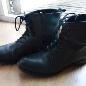 Sparsamt använt svarta skor i skinn, från Ellos. Inga skador. 'Pointy' skor, alltså lite långa framtill