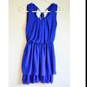  - Fin klänning men som jag tyvärr inte minns vart jag köpte. Har klippt bort lappen vilket då också leder till att jag inte vet storleken. Men jag är en small och den passar mig och/men skulle nog passa ännu bättre för en x-small person. Klänningen sitter för övrigt väldigt fint på och har använts få gånger😄 frakt tillkommer. 
