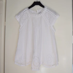  - Vit blus med spets detaljer och vintagekänsla. Second hand i gott skick. 