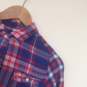  - Hollister skjorta som sitter lite tajtare vid midjan. Använd få gånger och ser ut som ny.  Bra kvalité och skönt material. Perfekt för svala kvällar🌄