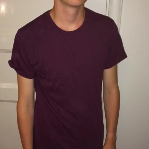  - Helt lila tröja i storlek small, skulle dock snarare säga medium. Bekväm och snygg! 