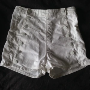  - Vita fina highwaisted "sailor" shorts från GinaTricot, fortfarande vita och fina, bra skick med andra ord. Kan strykas innan om det önskas. Säljes pga utrensning av garderoben⭐️
Frakt tillkommer ✨
Tar gärna swisch🌸