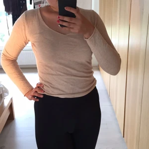  - Mjuk och fin tröja köpt i Paris.