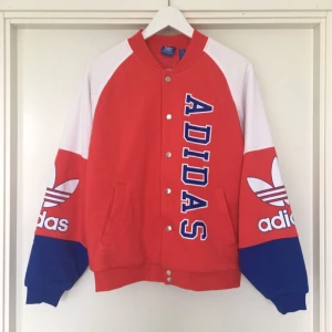  - Snygg jacka från Adidas, köpt på Junkyard!! I storlek 40, så snygg att ha oversize!!!🙌🏼🙌🏼😀😀✨✨💕💕 påminner om en bomberjacka😏

Eventuell frakt betalas av köparen 😙
