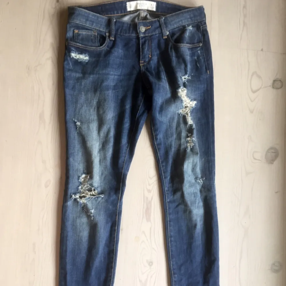 Jeans köpta hos Abercrombie & Fitch i USA. Låg midja. Passar bäst för den som är kortare än 170 cm och har storlek 34-38. 

I nyskick, endast använda ett fåtal gånger. . Jeans & Byxor.