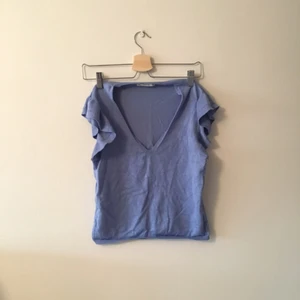  - En (här skrynklig..) t-shirt med volangärmar. Använd en gång. Säljs på plats i Uppsala, alternativt skickas. 