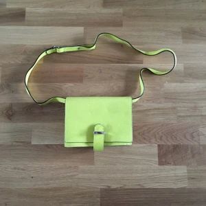  - Gul väska från Hm i äkta skinn! Sjukt fin! ✨✨

Eventuell frakt betalas av köparen😙❤️