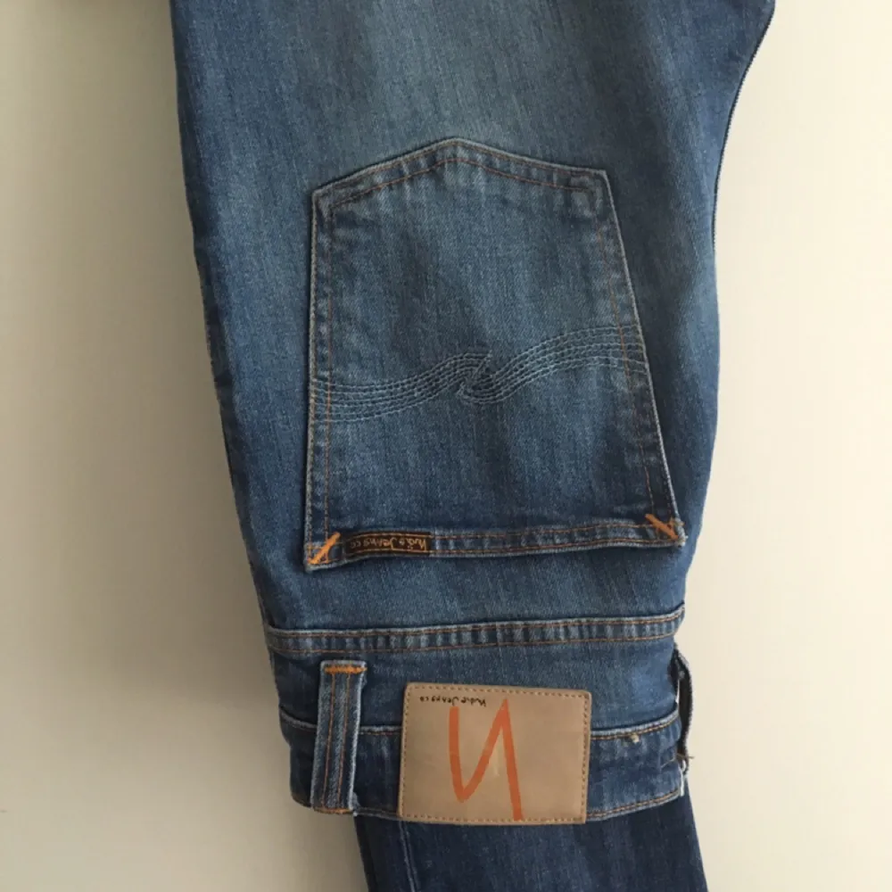 Ett par Nudie jeans, knappt använda. Så inte alls urtväddade eller annat slitage. Dom är storlek 30 bredd och 34 längd. Dom är avklippta och lite fransade nertill. . Jeans & Byxor.