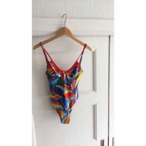  - Mönstrad baddräkt från Myrorna. Aldrig använd. Ascool!!!! Köparen står för eventuell frakt😚