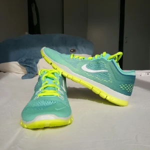  - Riktigt snygga NIKE ID  Free Run 5.0 i storlek 39. Aldrig använt, bara testat inomhus. Säljer pga fel storlek.  * OBS De är custom gjorda skor och  det står ett namn på dem som är inte så synligt* 