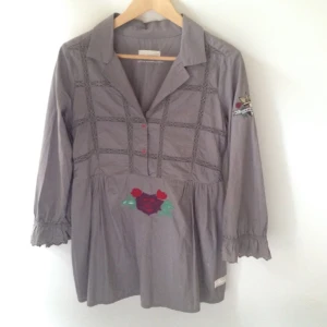  - Odd Molly, grey short dress/tunic (can be used as a blouse depending on height) with embroidery and red roses 
Not used ☺️