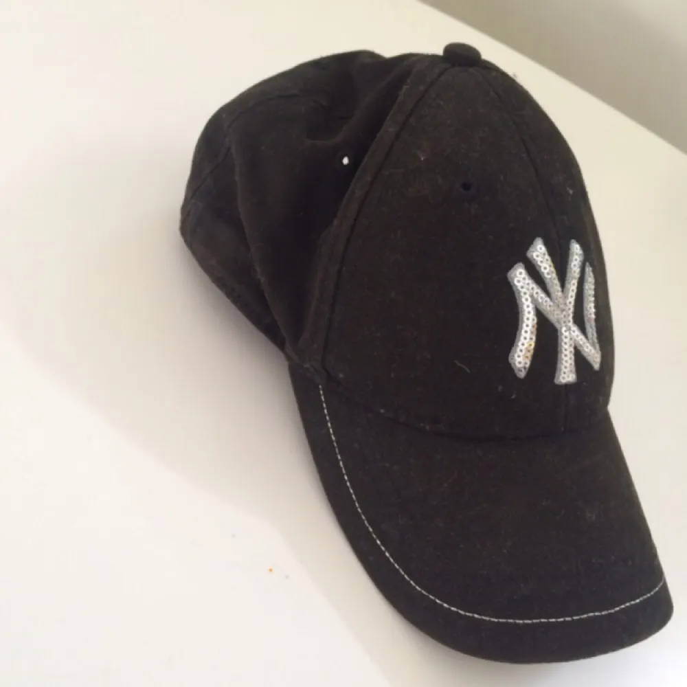 Ny svart New York Yankees keps med silver paljetter på loggan😍Fraktar!. Accessoarer.