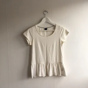  - Vit söt t-shirt med volanger nertill