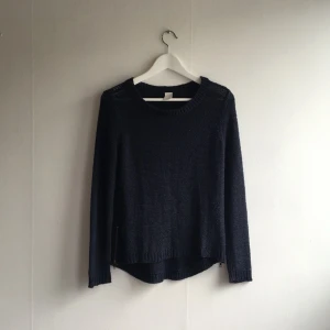  - Virkad tröja med dragkedjor på sidorna