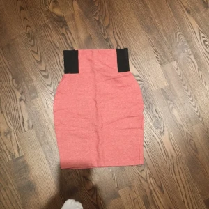  - Tight midjekjol. Fin passform