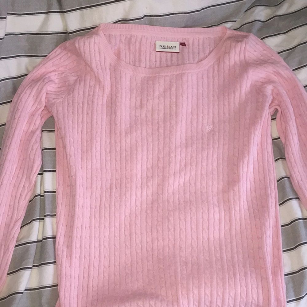 Rosa kabel stickad tröja från Park Lane.
Passar storlek L 
Köpt för 799kr säljer den för 300kr,pris kan diskuteras. 
Aldrig använd pga jag inte passar den. Huvtröjor & Träningströjor.