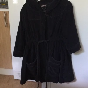  - Morgonrock med 3/4-ärmar, luva och fickor.