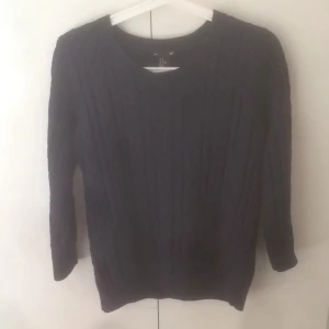  - Stickad mörkblå tröja från HM, funkar på någon med strl S också, passar perfekt till den kommande hösten/vintern! 