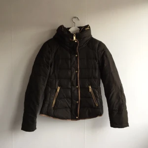  - Fin brun jacka med gulddetaljer från Zara
Använd en vinter!