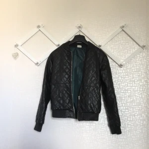  - Jacka från Cubus strlk XS, Använd ca 10 ggr Max. Svart med grön insida. Originalpris: 399 kr 