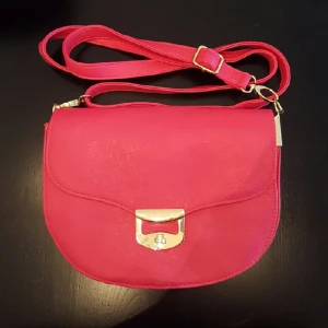  - oanvänd söt liten rosa väska från Don Donna

kan mötas upp i Stockholm annars betalar köparen för frakten 