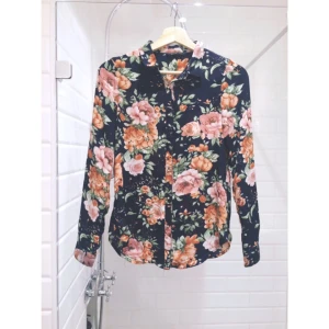  - Blommig skjorta i tunnt material. Köpt utomlands, motsvarar svensk XS.