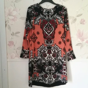  - klänning från H&M. jätte fint mjukt tyg. Slitz i båda sidorna, dvs att det är öppet en bit upp så att man ser låren. Diskret Utsvängda armar. ger dig en din slim form och därför passar den större storlekar också. 