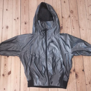  - Oanvänd Nike tränings och spring jacka i storlek Small.