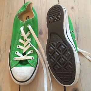 - Gröna helt oanvända Converse. Lite smutsiga uppe på tån pga legat i en kartong med andra skor. Stl. 5 / 37,5
