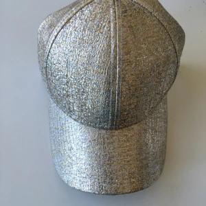  - Snygg glitterkeps från Acne i superfint skick! Använd enbart ett par gånger :) 😀😀🙌🏼✨✨💖💖