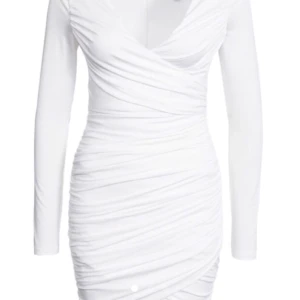  - Oanvänd klänning från Nelly. Inköpspris 399:- storlek L, men passar en storlek M. Prislappen sitter kvar. 