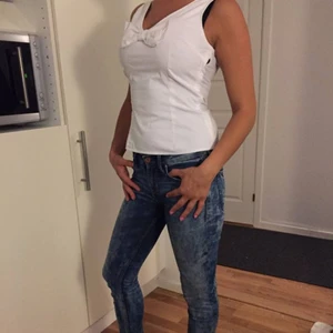  - Söt blus/topp med dragkedja på sidan samt rosettdekor framtill. Endast använd en gång.   Finns i Sthlm city alt Solna. Skickas även mot fraktkostnad.