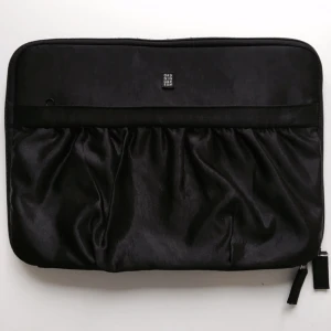  - Datafodral från Ordning & Reda. Passar till Mac 13 tum. Materialet är blankt i svart färg. Ett extra fack på yttersidan i fram. 