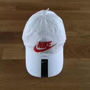  - Snygg vit keps från Nike med röd broderad logga!! Aldrig använd✨✌🏼️✌🏼✌🏼❣

Eventuell frakt betalas av köparen😙