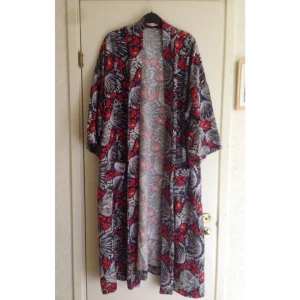  - Längre kimono i fint mönster! Band att knyta i midjan finns.
Från & Other Stories. 
Köpt i juli och använd endast 1 gång!
Köpt för 950:- säljer nu för 550:- mindre.
Inget fel på den alls! Kom inte till så mycket användning och behöver spara lite pengar. 