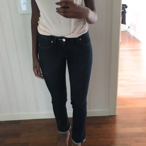  - Second hand Acne Jeans i storlek 26/32 (S). Säljes för att de är för små för mig, annars felfria. 