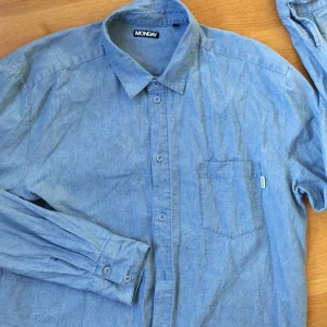  - Snygg jeansskjorta från cheap monday. Snygg oversize strl S-M. Typ oanvänd.